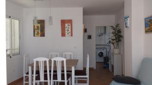 ラ・イスレタ・デル・モロにあるTrendy Homes Apartamento Isletaのキッチン、ダイニングルーム(テーブル、スツール付)