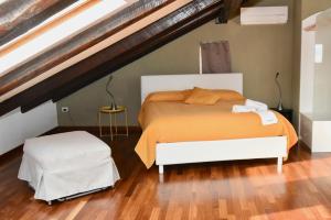 een slaapkamer met een bed met een oranje deken bij Plaium Montis in Salerno