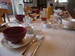 TrédarzecにあるChambres d'hôtes de Ty Guenのテーブル(ボウルと皿、銀器付)