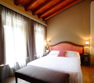 - une chambre avec un grand lit et une fenêtre dans l'établissement La Maison De Vì, à Carpaneto Piacentino