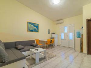 salon z kanapą i stołem w obiekcie Apartments Domi w mieście Vir +34 zdjęcia