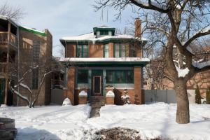 uma casa de tijolos com neve em frente em The Greenleaf House em Chicago