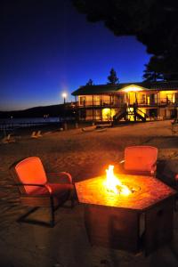 Mourelatos Lakeshore Resort في تاهو فيستا: حفرة نار على الشاطئ في الليل