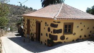 a small yellow building with a tile roof at Casas Rurales Los Marantes in Puntagorda