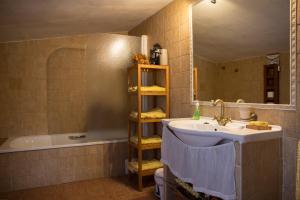Ένα μπάνιο στο Casa Rural Julian +40 φωτογραφίες