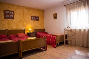 sypialnia z 2 łóżkami i oknem w obiekcie Casa Rural Julian w mieście Medinaceli