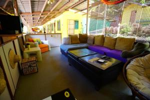 sala de estar con sofá y mesa en Agaseke Lodge Boquete, en Boquete