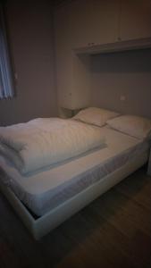 ニーウポールトにあるApollo 90101の大型ベッド(白いシーツ、枕付)