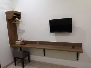 TV a/nebo společenská místnost v ubytování Puri Pangeran Hotel