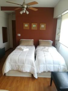 dos camas sentadas una al lado de la otra en un dormitorio en Recoleta Mediterráneo en Buenos Aires