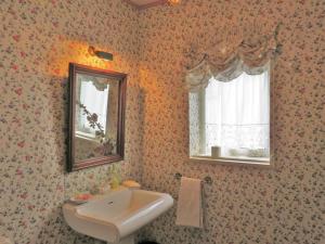 A bathroom at The Beachfront Casa da Rampa II