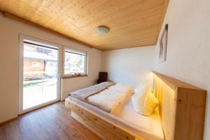 a small bedroom with a bed and a window at Schorpenhof in Fügenberg