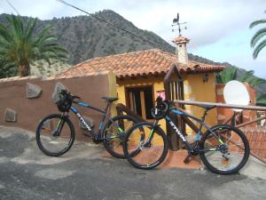 zwei Fahrräder, die vor einem kleinen Haus geparkt sind in der Unterkunft Casas Rurales Pie de la Cuesta1 in Vallehermoso
