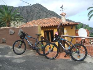 two bikes parked in front of a small house at Casas Rurales Pie de la Cuesta1 in Vallehermoso