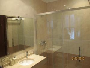 サン・セバスティアンにあるLARRAITZのバスルーム(洗面台、ガラス張りのシャワー付)