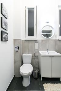 ein Badezimmer mit einem weißen WC und einem Waschbecken in der Unterkunft ELLA Apartment in Budapest