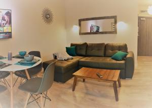 a living room with a couch and a table at APARTAMENT 5 MÓRZ SPA - NA FALI in Sianozety