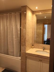 リスボンにある8 Bit Building - Another new studioの浴槽、洗面台、鏡のあるバスルーム +30枚の写真