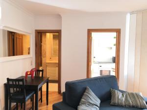 リスボンにある8 Bit Building - Another new studioの青いソファとテーブルのあるリビングルーム