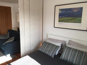 リスボンにある8 Bit Building - Another new studioのベッドとソファのある小さな寝室