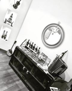 un tavolo con bottiglie e uno specchio su una parete di Musicisti House a Verona Altre 53 foto