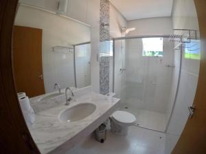 Uma casa de banho em Pousada Bougainville