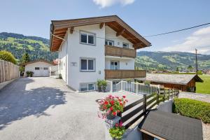 een villa met uitzicht op een huis bij Appartments Weiss in Westendorf