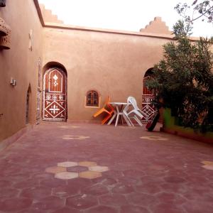 cortile con tavolo e 2 porte di Dar Yaya a M'Hamid Altre 37 foto