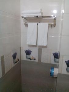 A bathroom at Royal Hotel