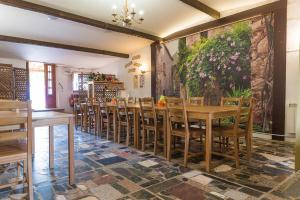 a dining room with a table and chairs at Can Gual in La Ametlla