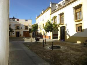a courtyard with a tree in the middle of a building at BED FOR 4. TYPICAL QUIET AND AUTHENTIC AREA in Córdoba
