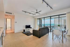 TV a/nebo společenská místnost v ubytování Darwin Waterfront Short Stay Apartments