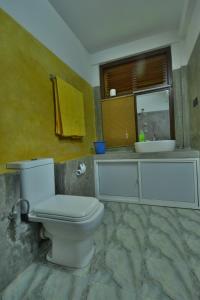 a bathroom with a toilet and a sink at Victoria House by Srilanka Tripper in Kandy