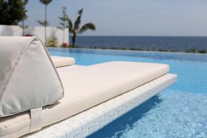 Der Swimmingpool an oder in der Nähe von Lusa Beach Studios Under New Management And Newly Renovated