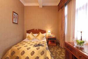 Кровать или кровати в номере Jing An Hotel
