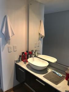 y baño con lavabo y espejo. en Park Plaza Recoleta en Buenos Aires