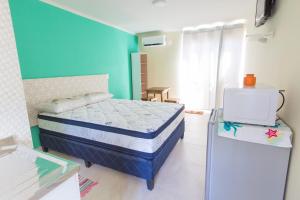 a bedroom with a bed and a blue and green wall at Aparts Dunas de Valizas in Barra de Valizas