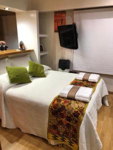A bed or beds in a room at Apartamento Monoambiente amplio 2 baños balcón Hospital Italiano Almagro