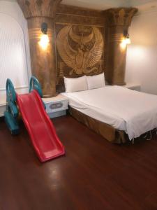 台南的住宿－一品沅商旅，一间卧室配有一张床和一个滑梯