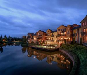 a group of buildings next to a river at night at Toscana Hotel La Casetta in Mu Si