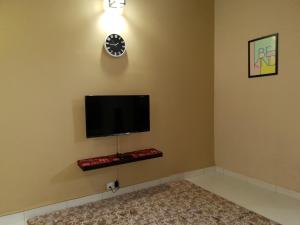 A television and/or entertainment centre at LindaNazri Homestay MITC Melaka