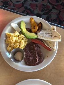 um prato de alimentos com carne e legumes sobre uma mesa em Hotel Martell em San Pedro Sula