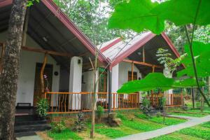 Victory Villa Sigiriya في سيجيريا: منزل في وسط غابة