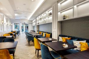 グラナダにあるEurostars Puerta Realのダイニングルーム(テーブル、黄色い椅子付)