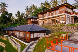 une maison au sommet d'une colline dans l'établissement Suarapura Resort & Spa, à Tegalalang