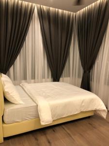 เตียงในห้องที่ The Dahlias at Afamosa Melaka