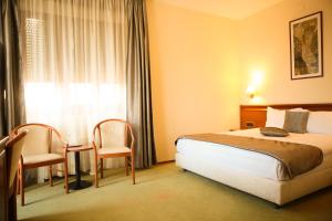 Postel nebo postele na pokoji v ubytování Savoy Hotel