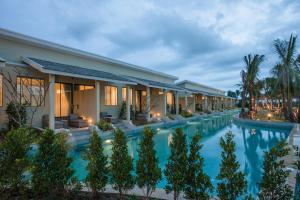 CRAFT Resort & Villas, Phuket Town في فوكيت تاون: اطلالة على منتجع مع مسبح