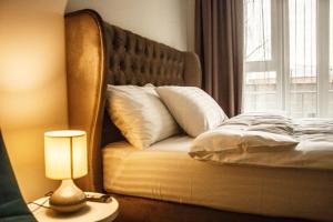Llit o llits en una habitació de Opera Center Hotel & Apartments