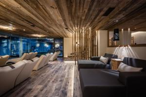 A seating area at Hotel Gran Ciasa